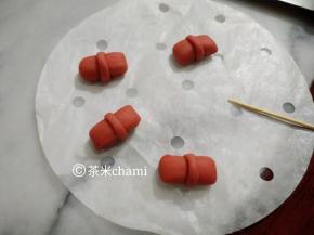 再搓细条，绑在中间，牙签两边压一下，压出条痕。