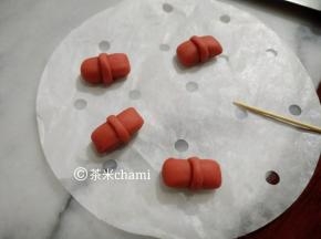 再搓细条，绑在中间，牙签两边压一下，压出条痕。