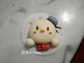 装上蝴蝶结，眼睛，嘴巴，腮红都组装上去。
夏天室温发酵半小时，冬天烤箱30度发酵半小时，蒸十分钟。