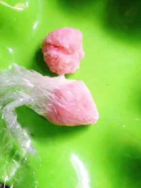 用保鲜膜把饭团捏出草莓雏形。