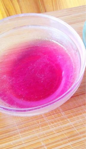 苋菜捞出后，挤出汁液。