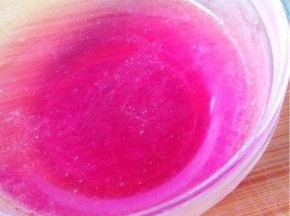 苋菜捞出后，挤出汁液。