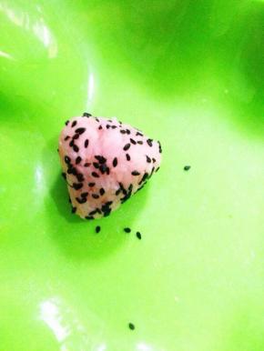 除去保鲜膜，裹上黑芝麻。