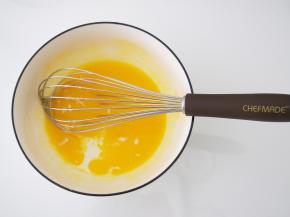 加入牛奶，搅拌均匀。