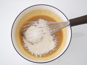 筛入低筋面粉，用蛋抽快速划Z字搅拌至无颗粒，放置一旁备用。