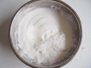 蛋白放入无水无油的盆子中，分三次加入细砂糖，打发至有打蛋器小弯钩出现。