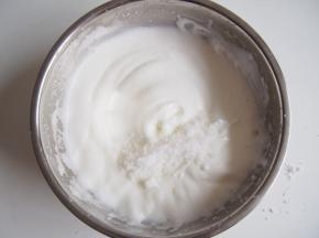 蛋白放入无水无油的盆子中，分三次加入细砂糖，打发至有打蛋器小弯钩出现。