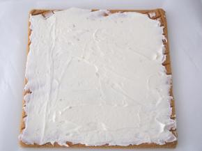 将蛋糕翻过来，抹上打发好的淡奶油。