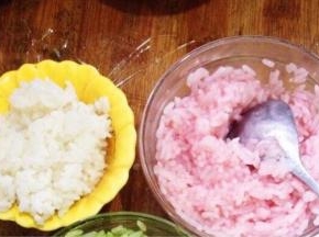 把苋菜汁液倒入白米饭里，细细拌匀上色。