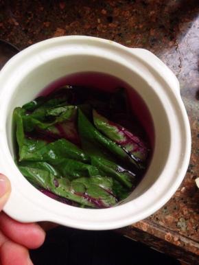 苋菜用淡盐水浸泡冲洗过后，再用烧开的开水焯一下。