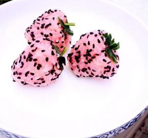 取一小片青瓜皮，切出草莓蒂头形状粘上即可大功告成，重复以上步骤多做几个。