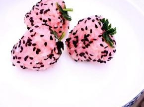 取一小片青瓜皮，切出草莓蒂头形状粘上即可大功告成，重复以上步骤多做几个。