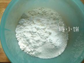 低筋面粉加盐、糖和泡打粉混合