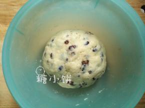 再用手团成圆形（不要揉匀，不用揉光，只要团起来即可）