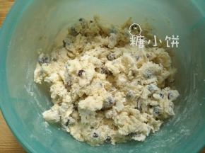 用勺子不规则地切拌加翻拌成絮状。拌至无干粉即可。