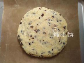 擀开成厚约1.8cm的圆饼状