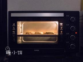 送入预热好190℃的烤箱中层，上下管齐开，上火190℃下火170℃烤20分钟。
转单上管加热，上火温度转210℃，烤2-3分钟上色后出炉。