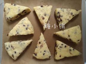 稍微间隔些距离，摆在烤盘上（我底下垫的是油布，也可以用油纸或者锡纸）