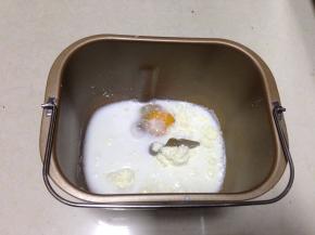 面包桶底部加入液体原料