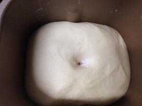 加盖入温暖湿润处发酵至两倍大，发酵好的面团手指按下去有个圆圆的洞，有轻微回弹即可