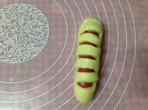 包裹上香肠，捏紧收口
