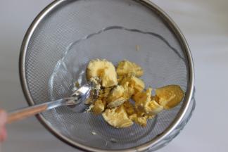 准备好食材，鸡蛋洗净冷水入锅，水开后大约13分钟即可，晾凉。鸡蛋去掉蛋清，留蛋黄，过筛得到散开的蛋黄碎。