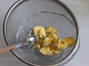 准备好食材，鸡蛋洗净冷水入锅，水开后大约13分钟即可，晾凉。鸡蛋去掉蛋清，留蛋黄，过筛得到散开的蛋黄碎。