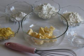 分别称重好食材，黄油切块，软化。