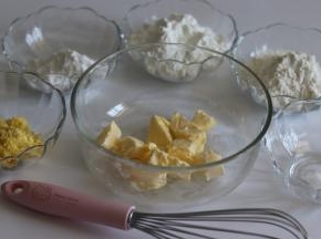 分别称重好食材，黄油切块，软化。