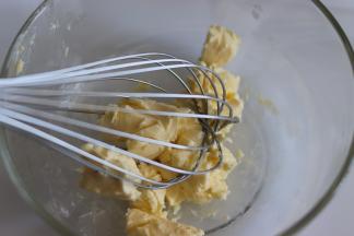 黄油软化到可以轻易就可以摁压的程度。