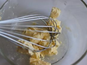 黄油软化到可以轻易就可以摁压的程度。