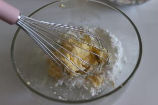 加入盐和糖粉。