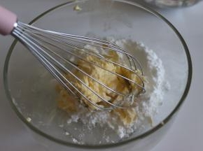 加入盐和糖粉。