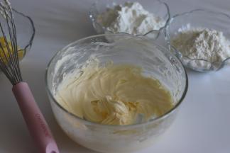 用手动打蛋器，转圈搅拌，直到黄油发白，体积稍微变大。