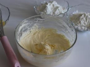用手动打蛋器，转圈搅拌，直到黄油发白，体积稍微变大。
