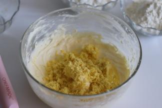 倒入蛋黄碎，搅匀。