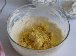 倒入蛋黄碎，搅匀。