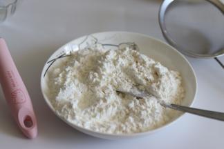 低筋面粉和玉米淀粉混合