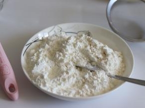 低筋面粉和玉米淀粉混合