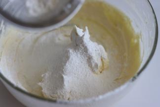 过筛到之前混合好的黄油蛋黄容器中。