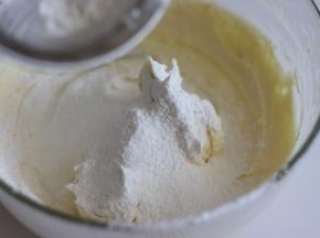 过筛到之前混合好的黄油蛋黄容器中。