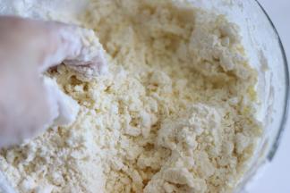 带好防粘手套，没有的话徒手也可以，用手让面粉和黄油融合。