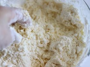 带好防粘手套，没有的话徒手也可以，用手让面粉和黄油融合。