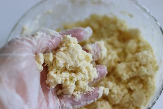 状态由细的粉粒状，到结块。