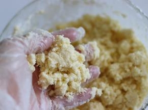 状态由细的粉粒状，到结块。