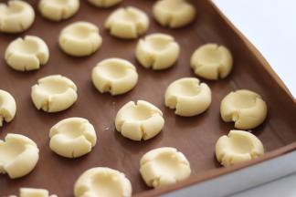 用大拇指，摁压每个圆球。力度以出现了漂亮的裂纹即可。