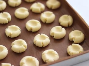 用大拇指，摁压每个圆球。力度以出现了漂亮的裂纹即可。