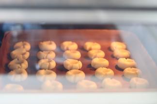 170度烤25分钟。20分钟左右的时候，请多观察一下，饼干边缘变黄即可。因为大多数烤箱的温度都是不一样的，请以自家的为准。