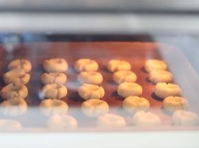 170度烤25分钟。20分钟左右的时候，请多观察一下，饼干边缘变黄即可。因为大多数烤箱的温度都是不一样的，请以自家的为准。