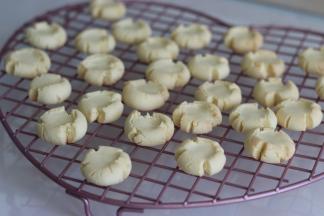 取出后放到晾网上，晾凉。